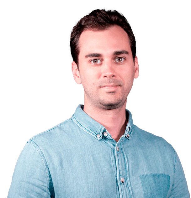 O autor, Arthur Paredes, segurando o livro Profundamente